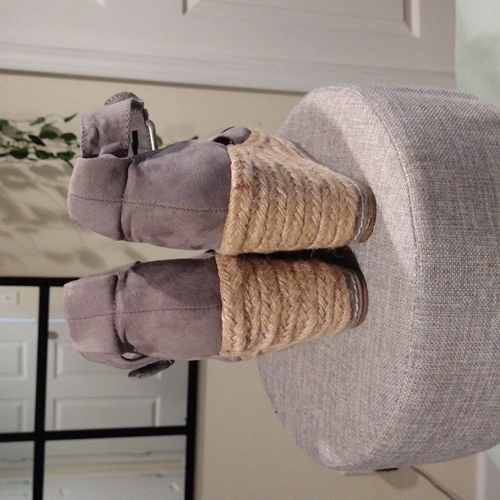 Universal Thread Wedges Size 7 - Picture 2 of 3